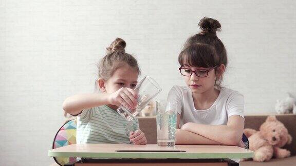 孩子们的科学儿童混合化学试剂观察反应