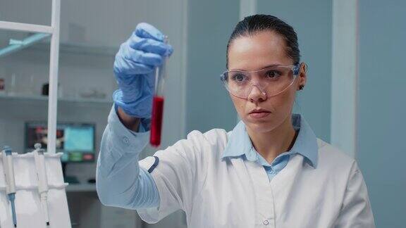 微生物学医生拿着装满血液的试管