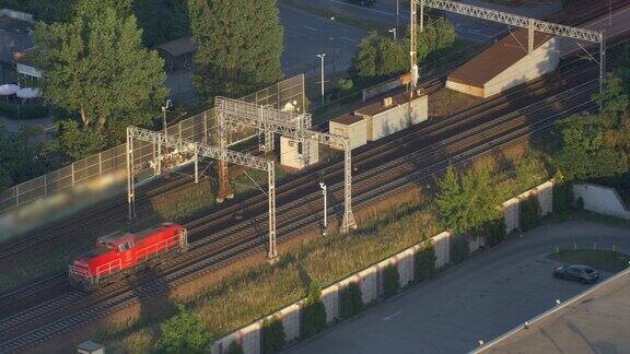 红色电力机车发动机在多轨铁路上的航拍
