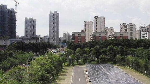 屋顶上有太阳能板的社区停车场鸟瞰图