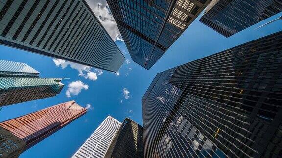 商业和金融放大时间推移的视图仰望现代办公建筑在多伦多金融区安大略省加拿大