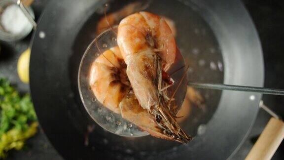 煮熟的热虾从锅中取出