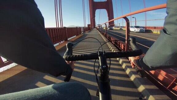 骑自行车:在旧金山金门大桥上