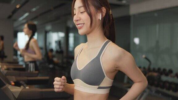 有吸引力的健身亚洲妇女完成锻炼和喝蛋白质牛奶奶昔维生素训练后健身健康的生活方式