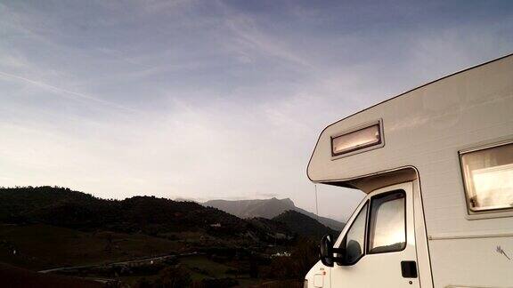 西班牙安达卢西亚阿代尔斯附近的自然大篷车