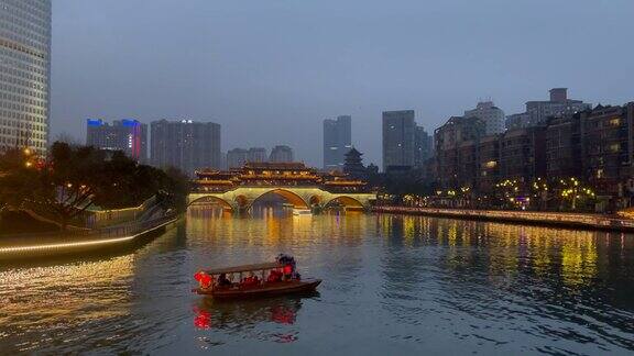 带着红灯笼的小游船穿过锦江去看中国四川成都的标志性建筑安顺大桥