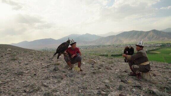 吉尔吉斯斯坦草原上骑马的鹰猎人