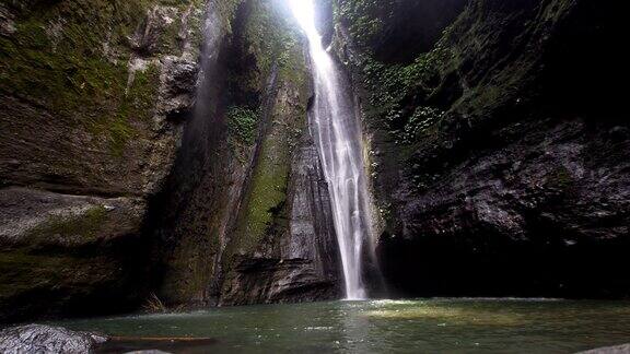 美丽的热带瀑布印尼巴厘岛
