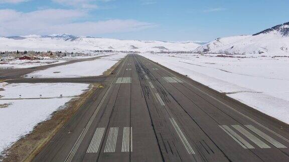 冬季降落在科罗拉多机场跑道上的鸟瞰图