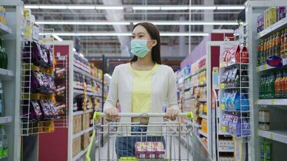 亚洲女性在超市使用智能手机
