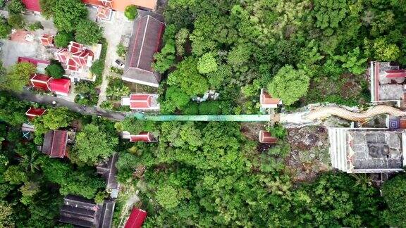 龙像与寺庙和红色神社在热带雨林的山在WatBanTham