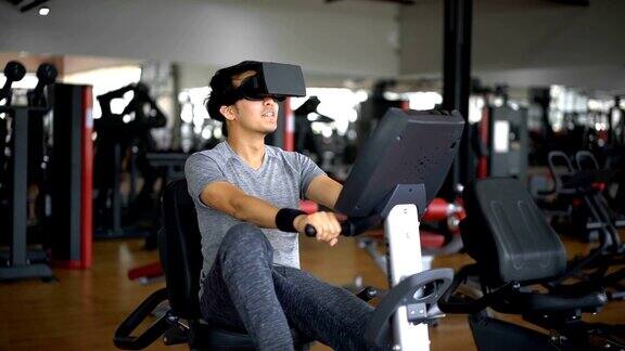 运动员在健身车上用虚拟现实头盔锻炼