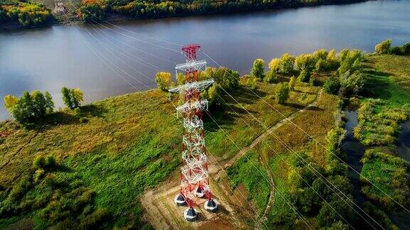 在农村发射塔装有传输能量的电线