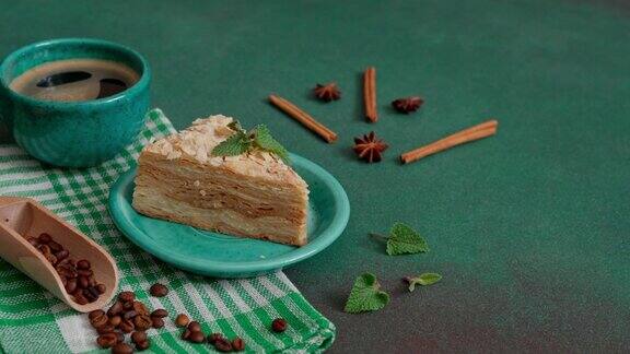 奶油拿破仑分层蛋糕绿色背景上有薄荷本空间