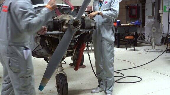 飞机维修由年轻工程师或技术员检查飞机发动机