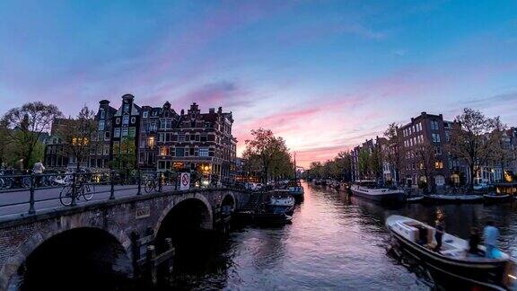 阿姆斯特丹城市白天到晚上在运河滨水荷兰阿姆斯特丹4K时间流逝