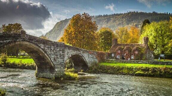 威尔士北部Llanrwst桥的秋天