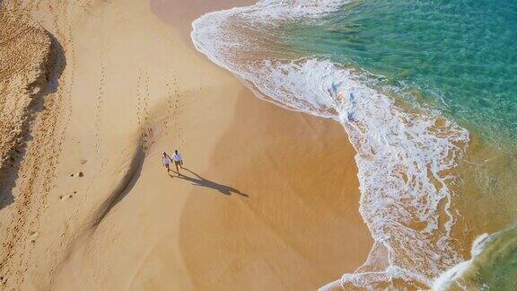 在海滩上散步的夫妇鸟瞰图