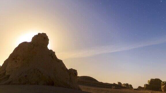月亮从沙漠中的巨石中升起