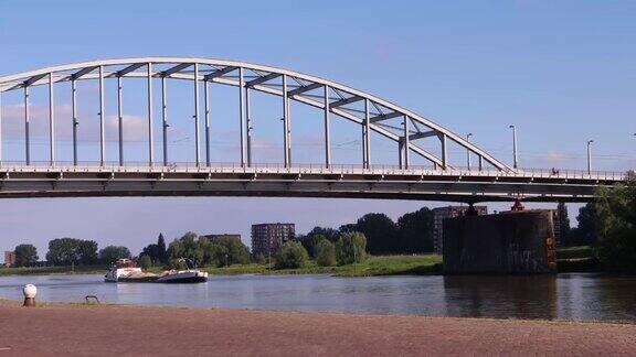 船在阿纳姆的桥下穿过莱茵河下游