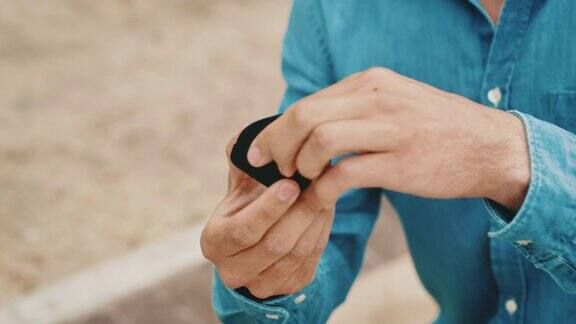 男友拿着戒指向女友求婚