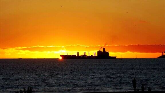 在4k慢镜头的夕阳下一艘集装箱货轮在海上航行
