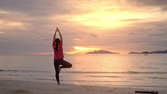 日落时分练习瑜伽的女人