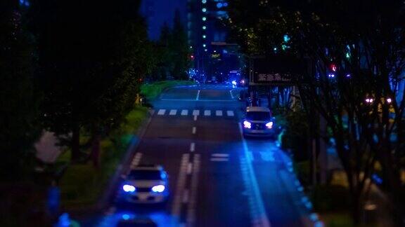 东京城市十字路口的微缩交通堵塞的夜间延时放大