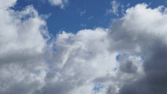 下雨前乌云掠过下午的蓝天