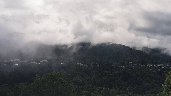 时间流逝云在小村庄DoiSakatPua区泰国南省;倾斜运动