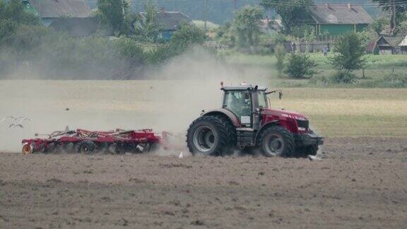 动力拖拉机具有多功能单元可进行耕作、培植和压实土壤