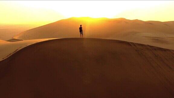 沙漠中黎明时分的孤寂