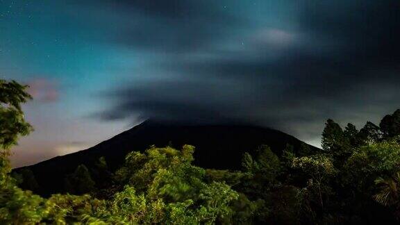 在哥斯达黎加的阿雷纳火山上翻滚的云