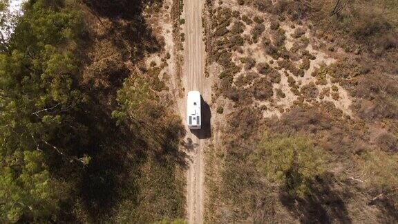 一辆房车在澳大利亚默里河流域探险的各种航拍照片公路旅行灰色游牧旅游