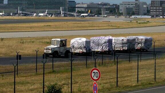 机场装卸行李为旅客提供行李