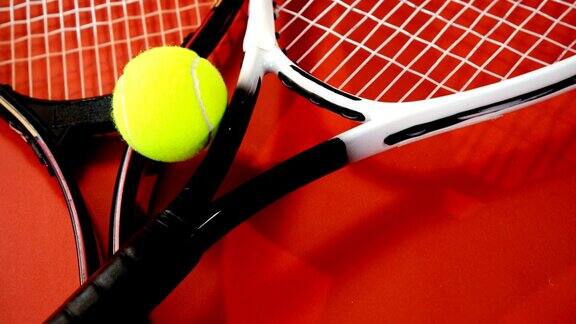 红色地板上的网球和球拍特写4k