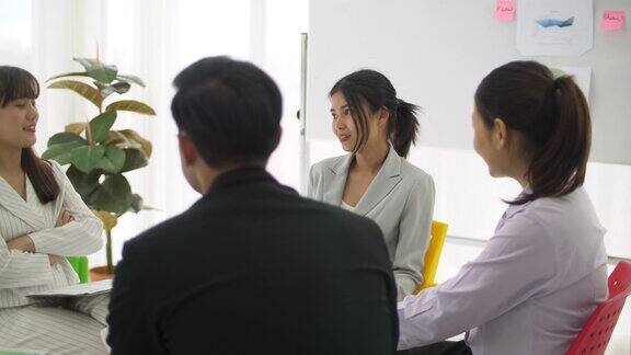 一组商务人员在研讨会期间与其他人进行交流