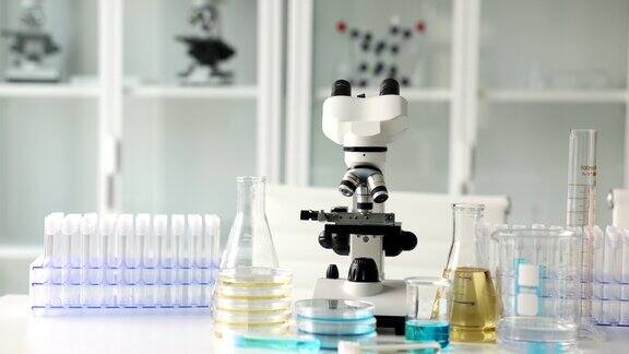 生化实验用试管、液体瓶和实验室设备