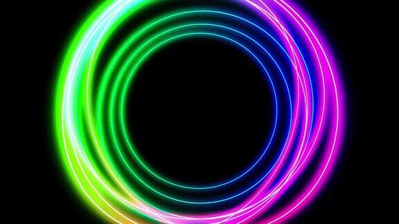在一个孤立的黑色背景上许多发光的彩色霓虹灯环随机地围绕中心旋转4k循环视频动画60fps