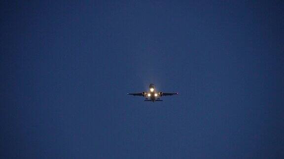 飞机在天空和日出前降落在机场