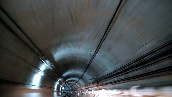 火车开始穿过隧道