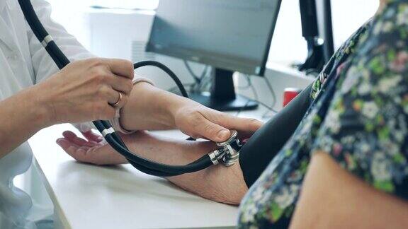 一个病人正在让医生给她量血压