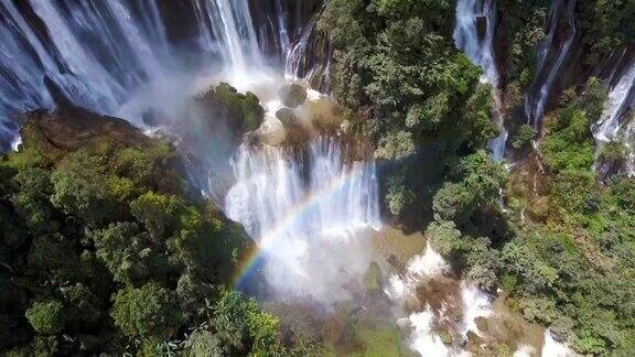 鸟瞰图热带瀑布与绿色的自然ThiLoSu瀑布德省泰国