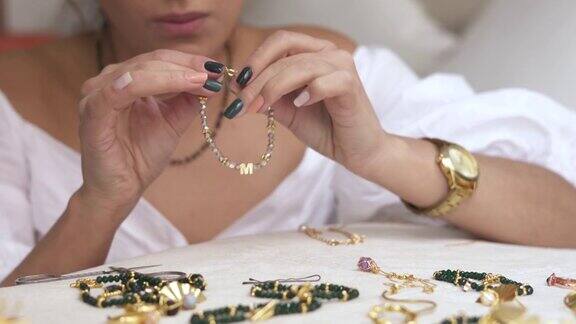 一位年轻的女商人在完成她的珠宝后检查它测量它享受她的新努力