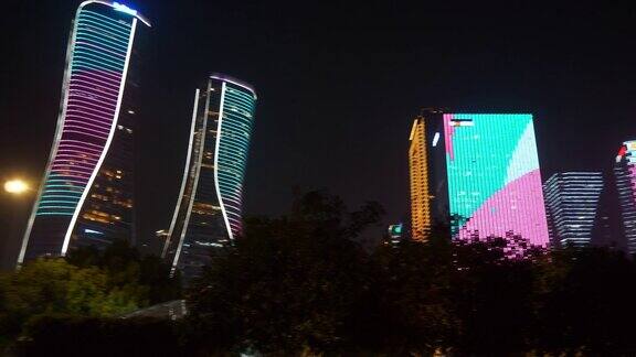 夜间照明杭州市区现代建筑前全景4k中国