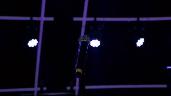 舞台灯光闪烁的蓝色和紫色的麦克风3