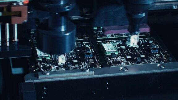工厂机械工作:印刷电路板由自动机械臂组装取放技术将微芯片安装到主板上宏观的特写镜头