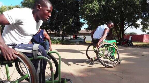一群轮椅篮球运动员绕着场地快速旋转