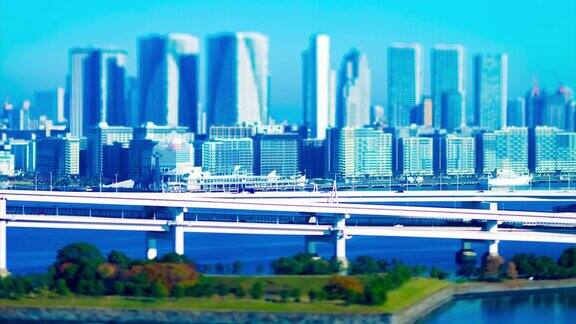 一段时间的微型高速公路在东京的城市倾斜