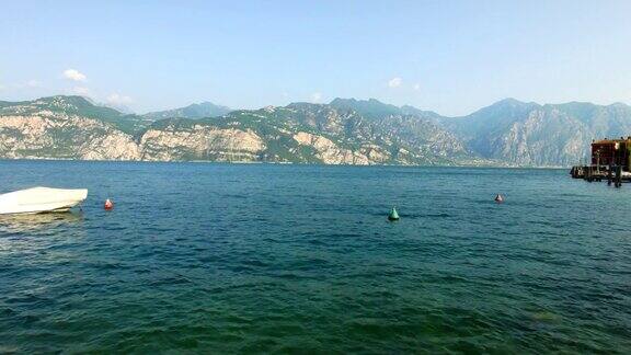 马尔西尼和加尔达湖在夏天